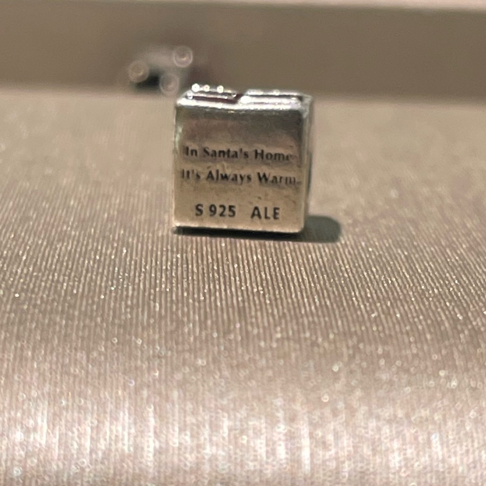 Pandoras Santa’s house charm